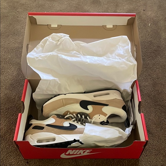 Brand new! Never worn! Nike Air Max 90 Futura Sneakers! - Picture 4 of 9